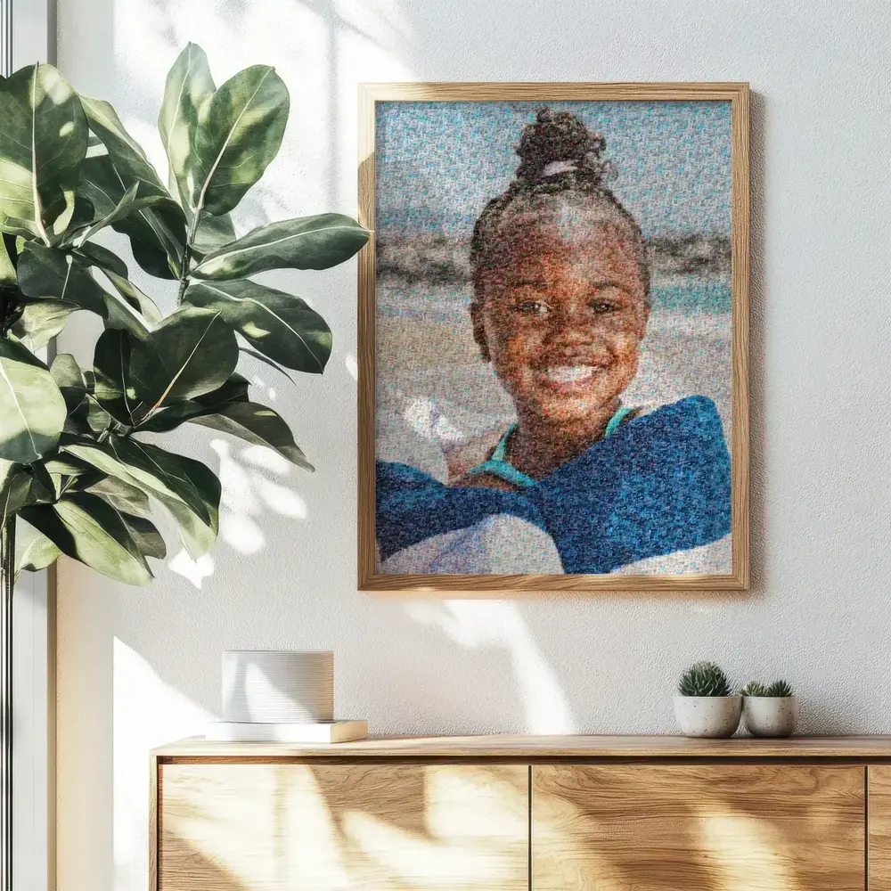 Fotomosaik eines Mädchens im Holzrahmen über einer Kommode neben einer Pflanze, ein persönliches Geschenk für Oma